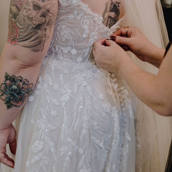 Lilian West dress bought for $6000 Sept. 23 ‘Ivory color size 20 . - Picture 4 of 6